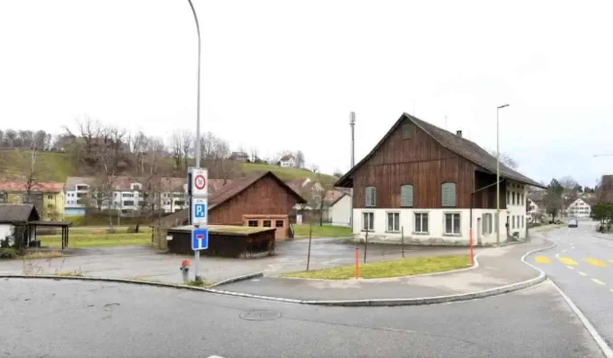 Man sieht alte Bauernhäuser am Strassenrand.